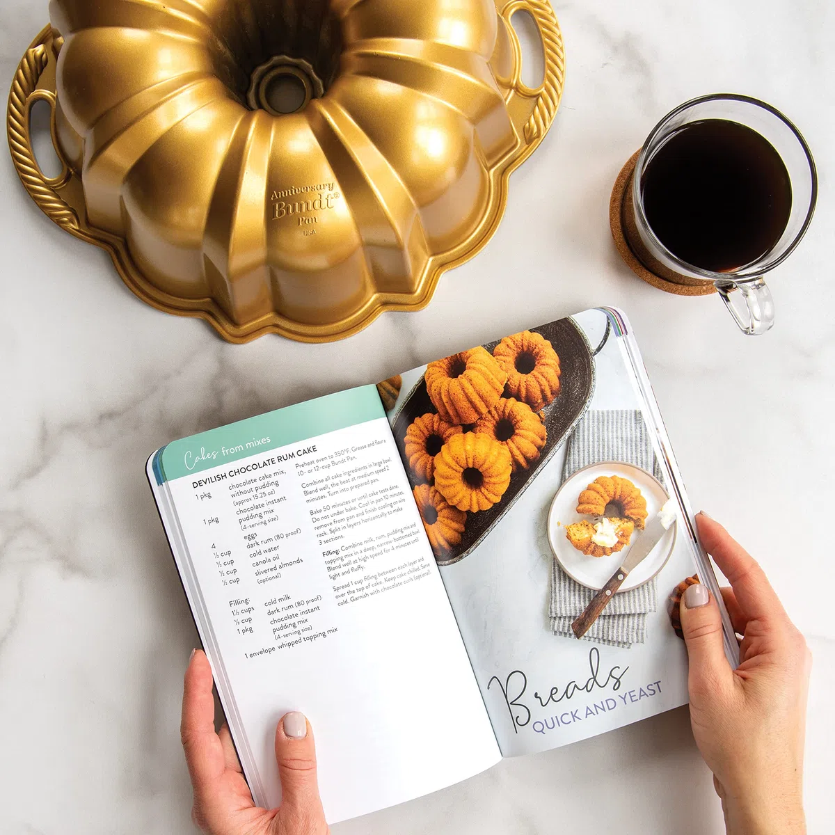Nordic Ware Libro de cocina original Bundt, libro de cocina con recetas de pastel Bundt y más, libro de recetas de cubierta suave al tacto