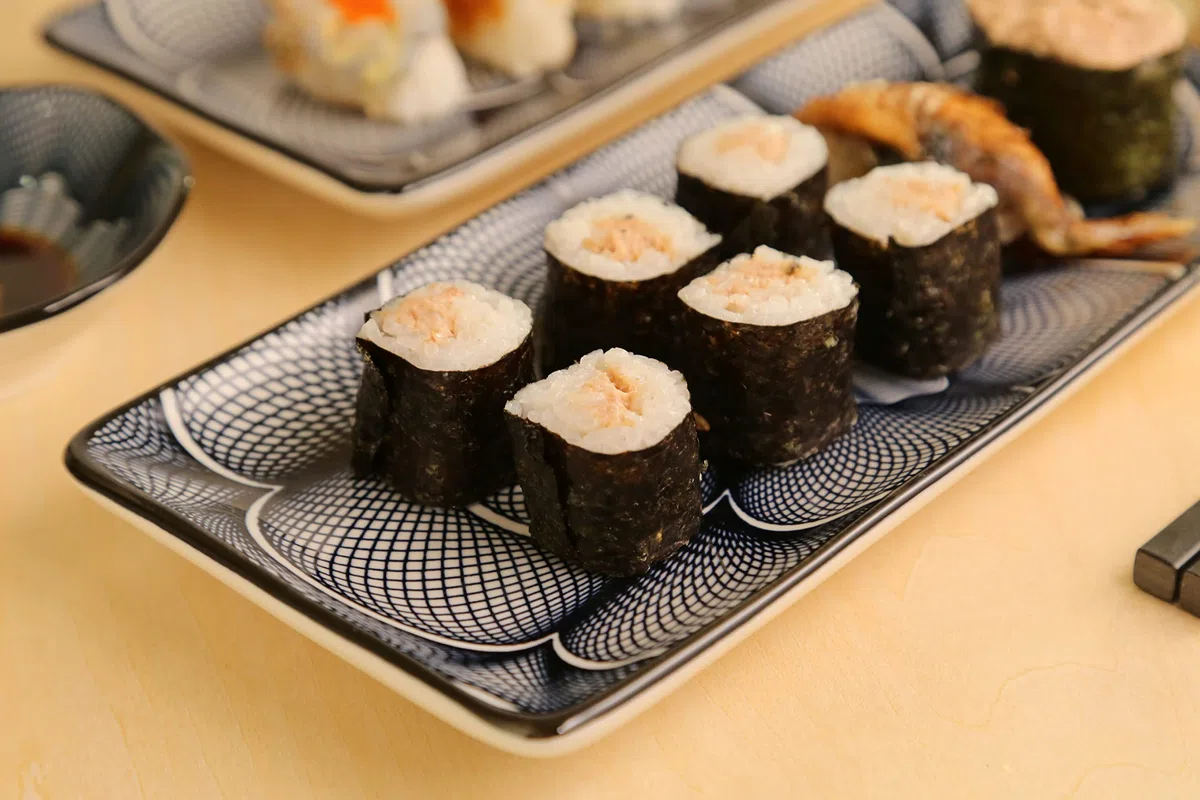 ELUSH Juego de 8 platos de sushi de cerámica de estilo japonés de 10 pulgadas, platos rectangulares de sushi, 2 platos de sushi, 2 platos de salsa, 2 pares de palillos, 2 soportes para palillos
