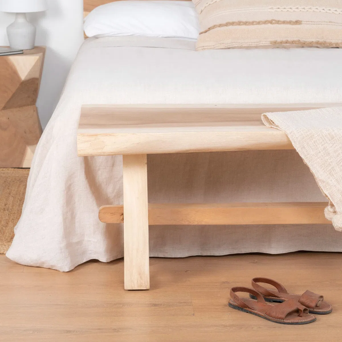 Wabi Home – Banqueta de Madera Natural Ideal para los pies de tu Cama o para el salón de tu casa Taburete de Cama o de salón elaborado con Madera Natural Trembesí Tamaño: 130x42,5x47x5