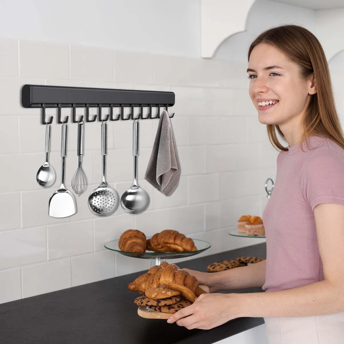Naapesi Colgador Utensilios Cocina 10 Ganchos, Soporte Utensilios Sin Taladro, Estante Colgante de Cocina, 50CM, Aluminio, Negro, Autoadhesiva, Soporte de Utensilios para Kitchen/Baño/Armario