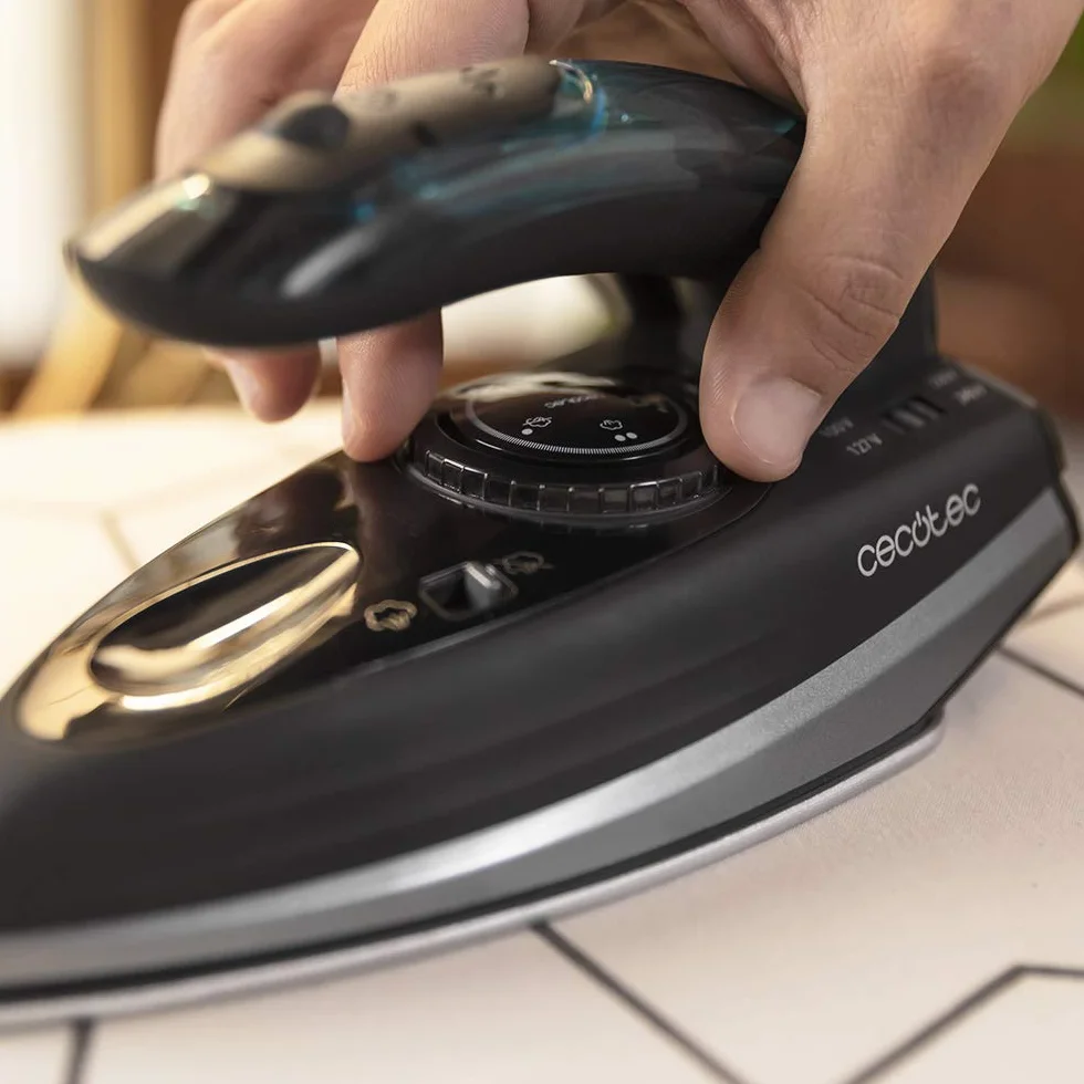 Cecotec Plancha de Viaje Fast&Furious 4000 Travel. 1200 W, Vapor Continuo 20g/min, Golpe de Vapor 65g/min, Ajuste Temperatura, Adaptable a Varios voltajes, Incluye Bolsa de Viaje