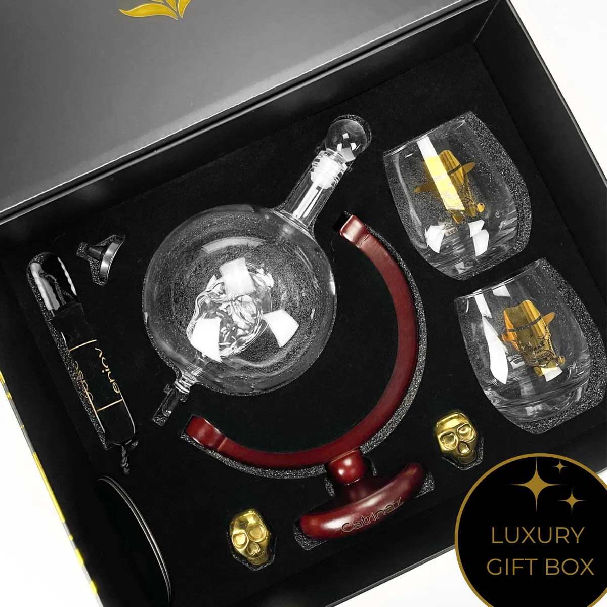 Jarra de Whisky - Juego de decantador de Whisky de Lujo - 0,9 L - Incl. 2 Piedras de Whisky de Calavera Dorada - 2 Vasos de Whisky - 2 Posavasos únicos