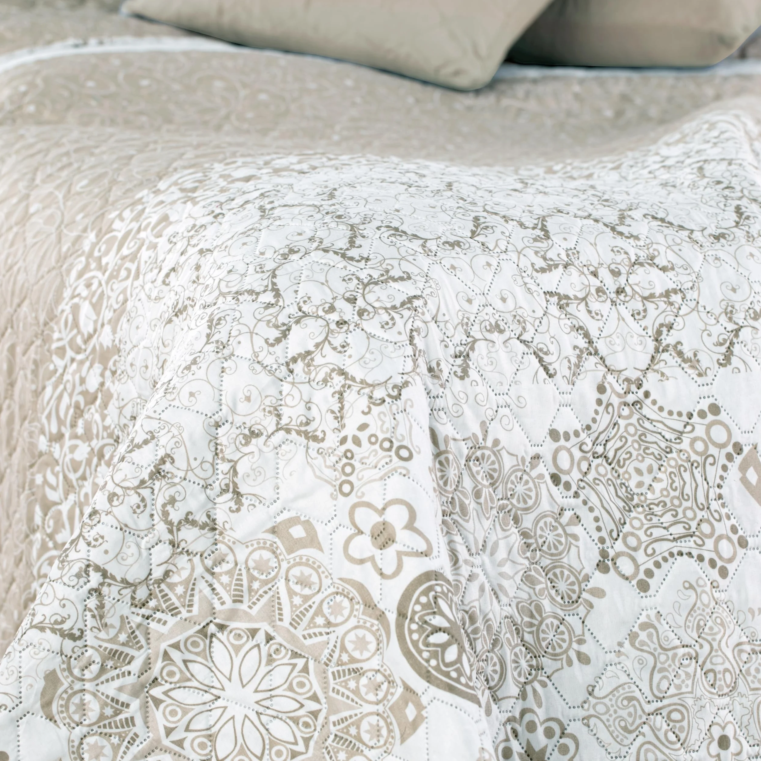 DecoKing Alhambra - Colcha (260 x 280 cm, fácil Cuidado, diseño Abstracto), Color Beige y Blanco
