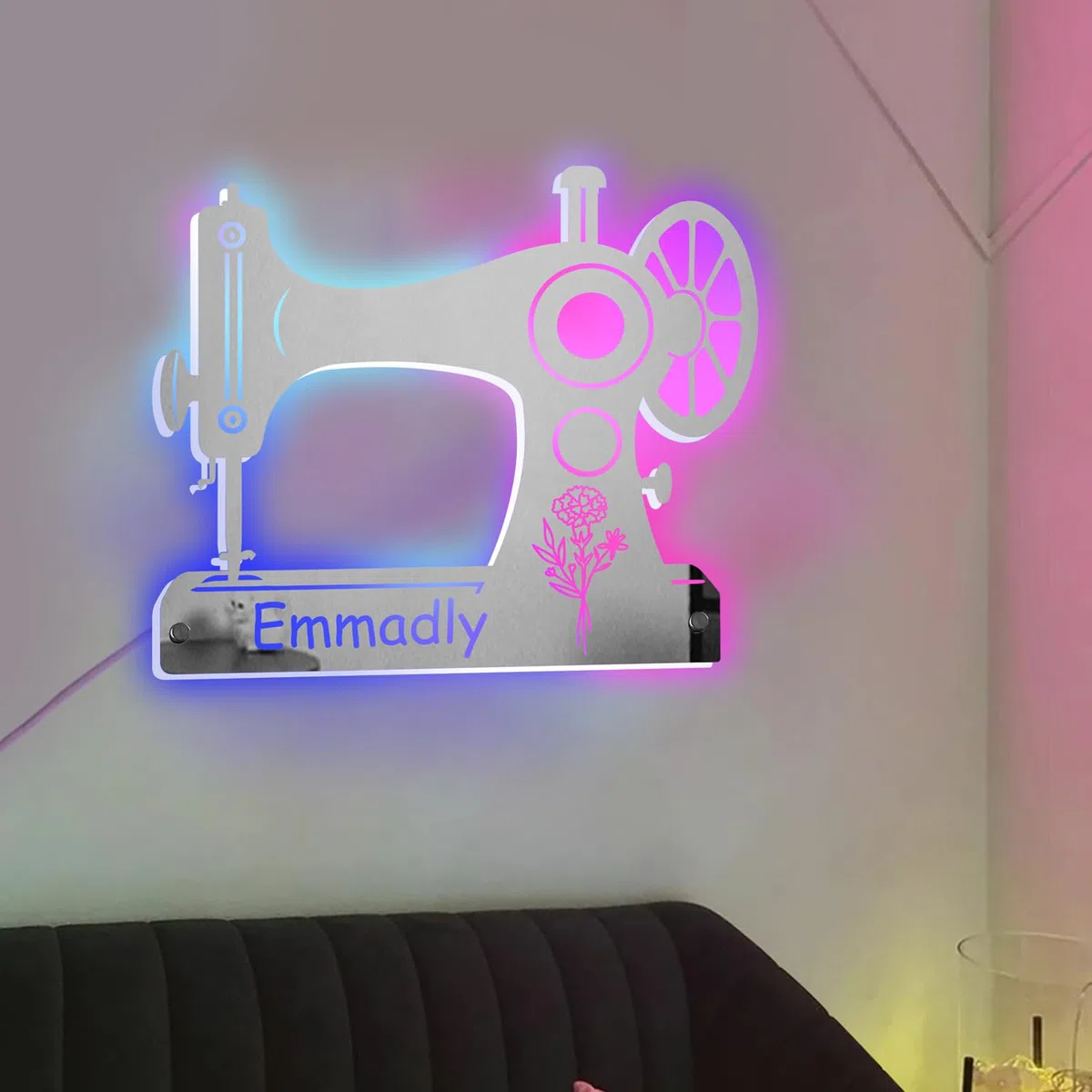 Espejo de máquina de coser con nombre personalizado para mamá, esposa, abuela, familia, personalizable, cumpleaños, flor, mes, máquina de coser montada en la pared, espejo acrílico, letrero