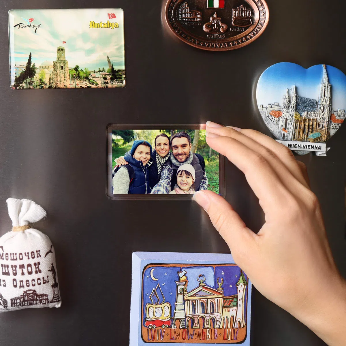 MATANA Juego de 50 Marcos de Fotos Magnéticos para Refrigerador - Marco en Blanco con Imanes | Decoración del Hogar, Regalo de Cumpleaños, Boda Regalar (7x4,5cm)