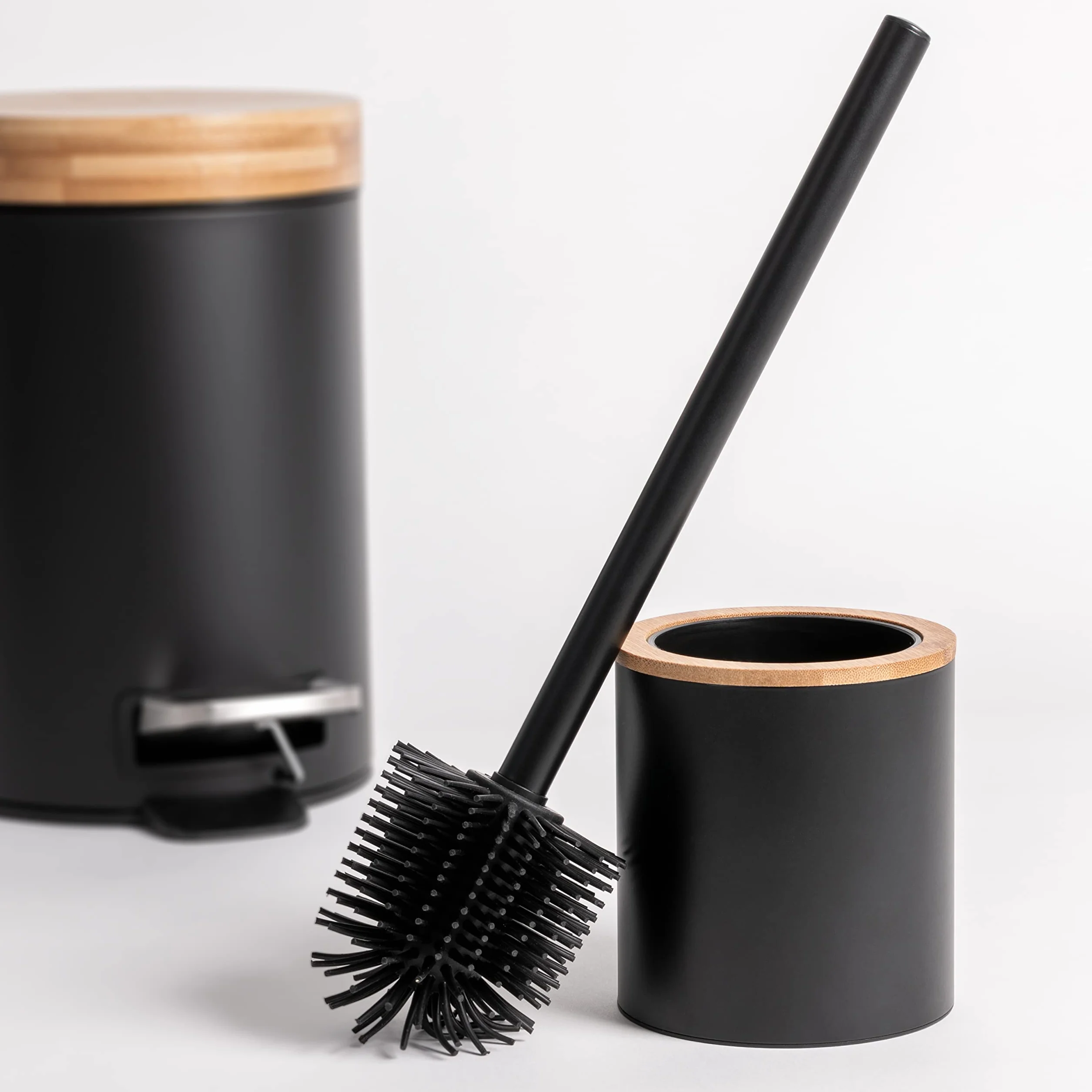 KAZAI. Escobillero de Baño Silicona y Escobillero en Óptica de Madera | Acero Inoxidable, Cabeza de Silicona, Diseño de Bambú | Negro