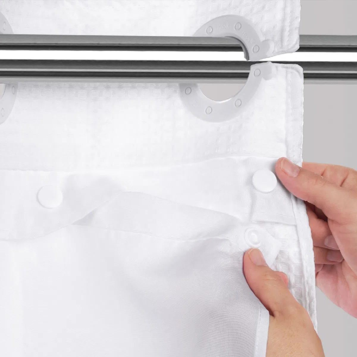 Hookless It's a Snap! Cortina de Ducha de Repuesto de Tela de poliéster con imanes con Ventana Transparente, 178 x 137 cm, Impermeable, fácil de Instalar, Color Blanco