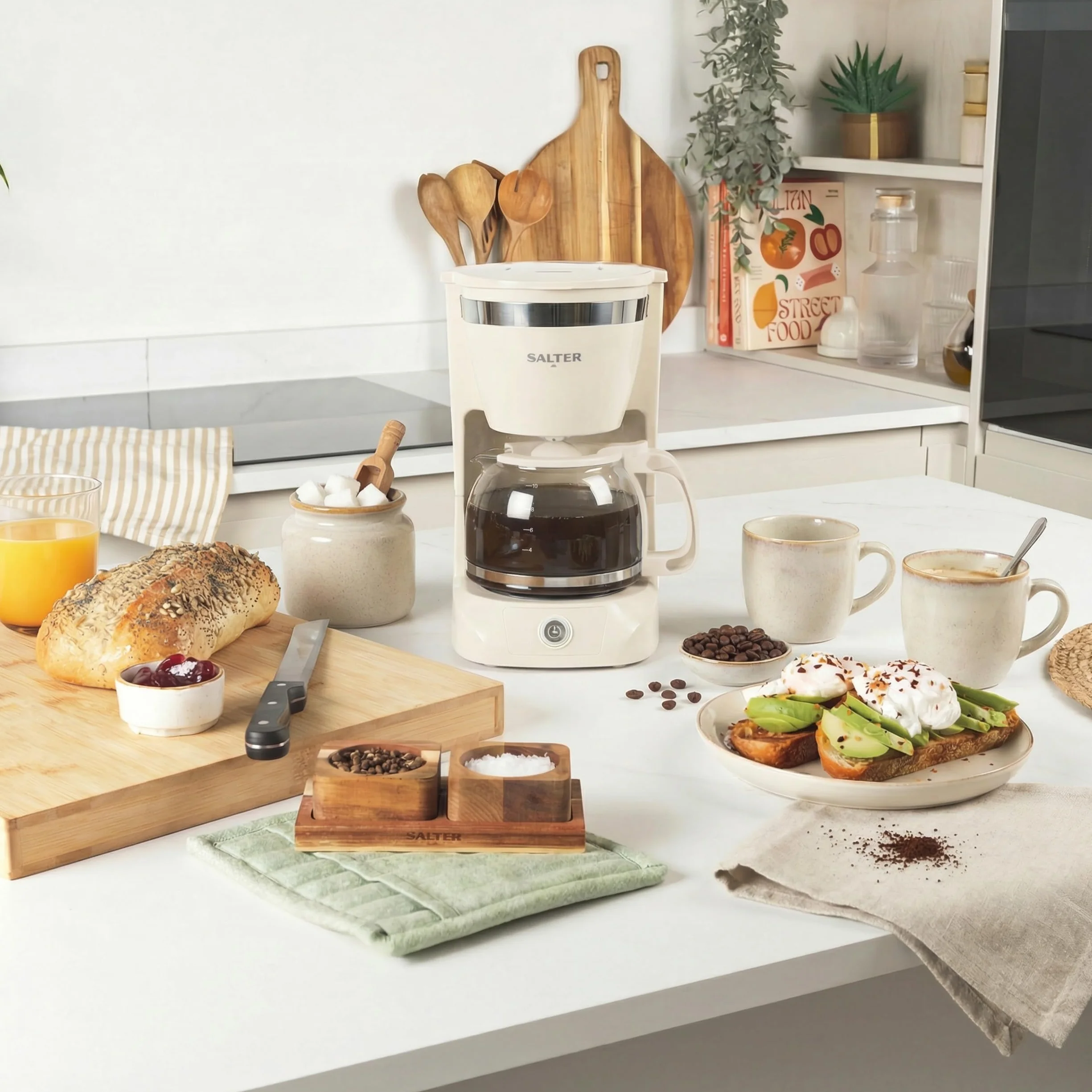 Cafetera de Filtro Retro Salter - Jarra de Vidrio de 1,25 L, Hace 10 Tazas, Adecuada para Café Molido, Mantiene Caliente Hasta 30 Minutos, Filtro Extraíble, Apagado Automático, 800 W, Crema
