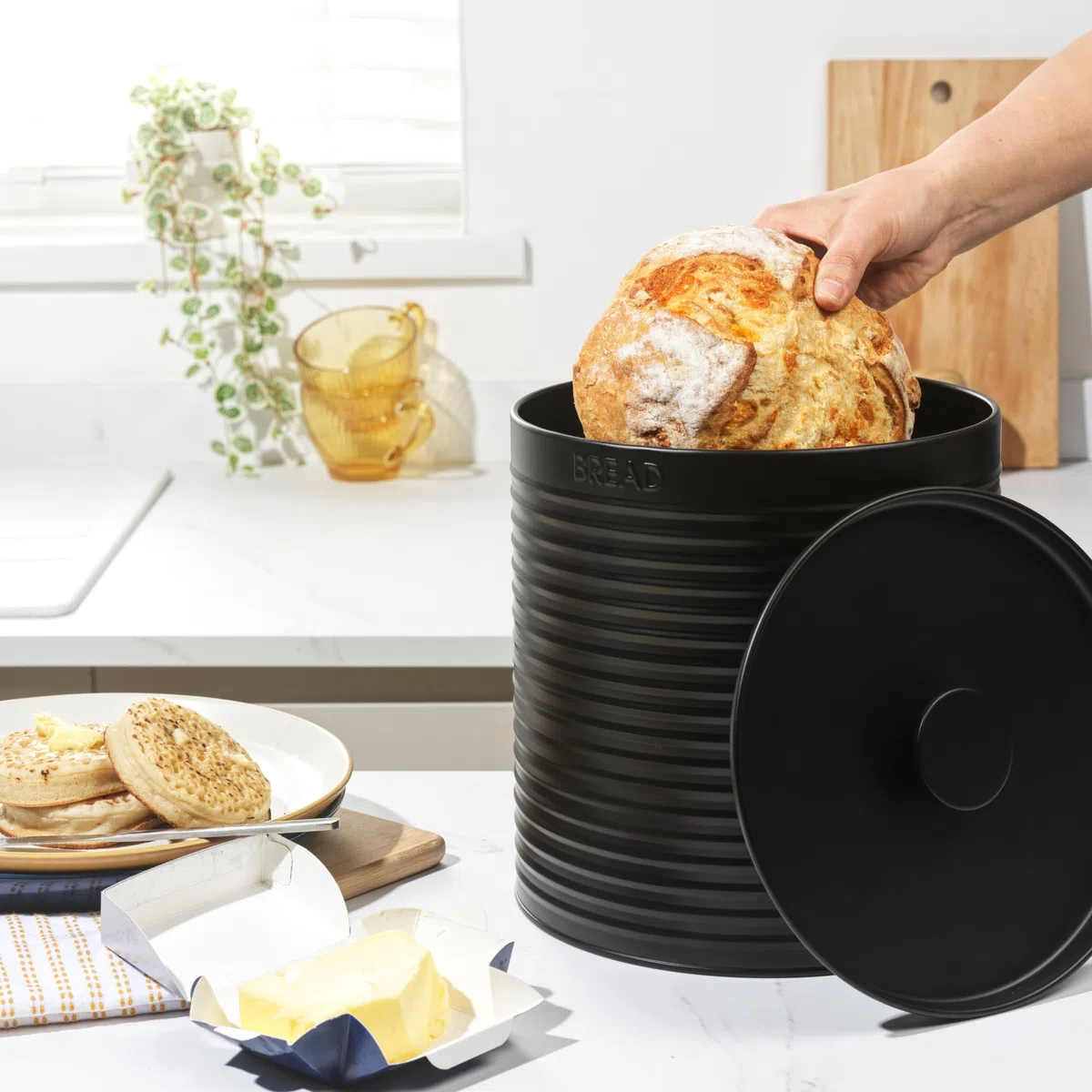 Russell Hobbs RH03269EU7 Ribbed Panera - Caja de pan de metal, Recipiente de cocina grande, Almacenamiento en la encimera, Acero duradero con recubrimiento en polvo, Fácil de limpiar, Negro
