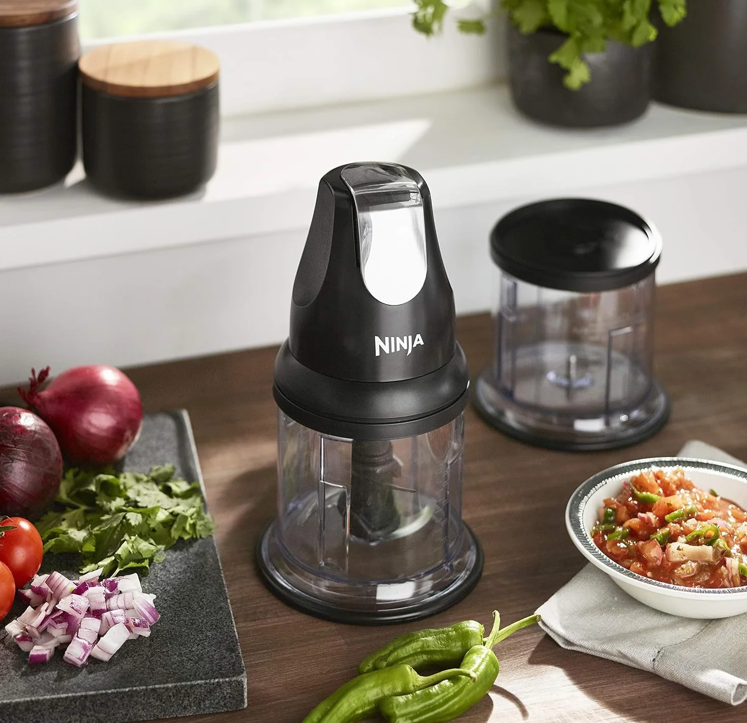 Ninja Express Chop Mini picadora de hierbas y verduras, pica y tritura para hacer salsas, purés y sopas; negra NJ1002EUBK
