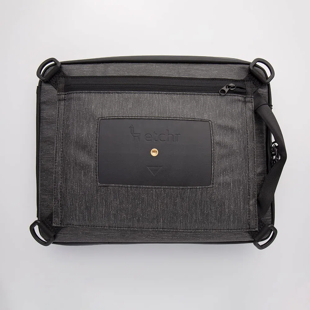 ETCHR Slate Mini Satchel – Bolso de Artista Impermeable - Morral Multifuncional para Suministros de Arte con Componentes para Organización de Herramientas y Placa de Montaje en Trípode