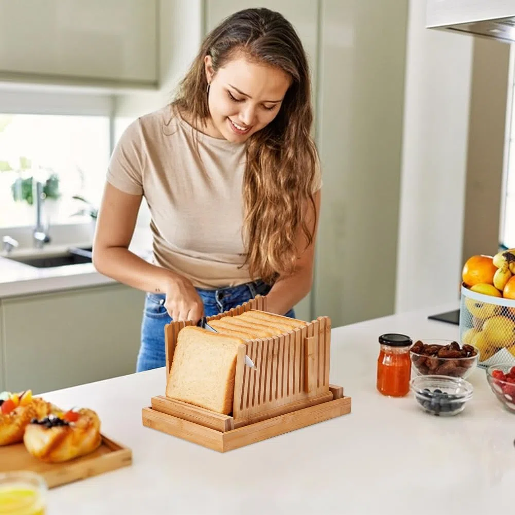 UNICRAFTALE Cortador de pan de bambú ajustable con bandeja para migas, cortador de pan de 31,7 x 21,6 x 17 cm para guía de cortador casero para masa madre, bagels, pasteles, panes, utensilios de