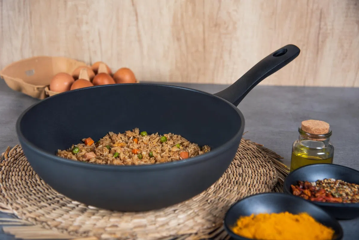 Arcos Serie Kaula | Wok Antiadherente 28 cm | Aluminio Forjado | Recubrimiento QuanTanium | Apta cualquier cocina | Mango Efecto Frio | Sistema ahorro energético | Apta lavavajillas | Color Negro