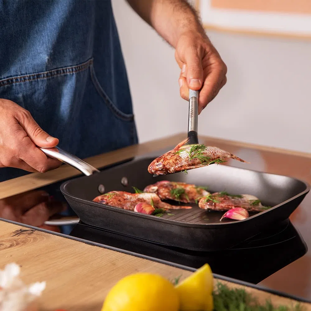 Cecotec Grill Polka Fantasy Grill Silver. Diámetro 28 cm, Aluminio Forjado, Revestimiento Antiadherente Whitford Eterna, Libre PFOA, Mango de Acero Inox, Apto para todo tipo de cocinas