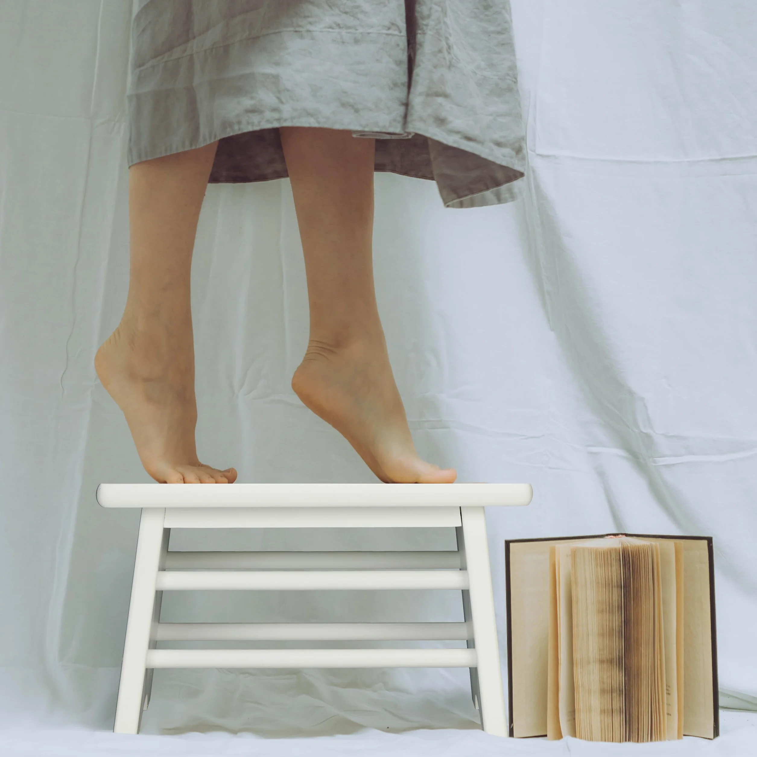 Relaxdays Taburete Bajo Bambú, Resiste hasta 100 kg, Reposapiés Resistente, 20 x 33 x 21,5 cm, Banqueta Baño, Blanco