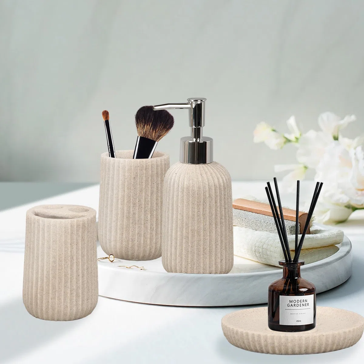 Tefola Juego de Baño de Resina de - 4 Piezas - Botella de Loción de 250 ml, Vaso para Enjuague Bucal, Soporte para Cepillo de Dientes, Jabonera - Juego de Accesorios de Baño - Beige