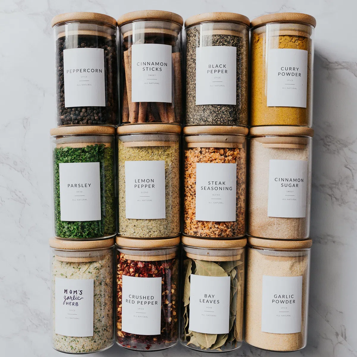 SAVVY & SORTED 12 tarros de especias de bambú natural, tarros de vidrio grandes de 8.5 onzas con tapas de bambú, tarro de condimentos con tapas herméticas, contenedores de especias para hierbas