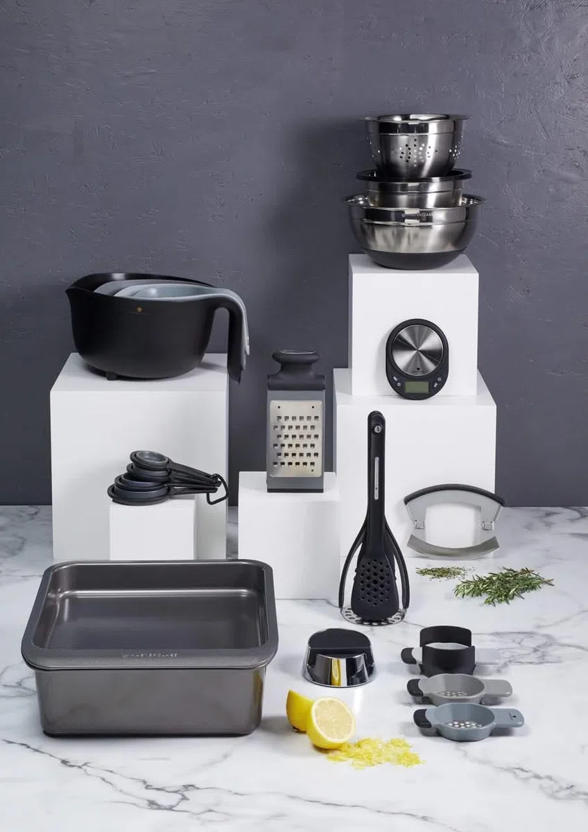 MasterClass Smart Space Bakeware Set 7 Piezas PTFE, PFOA y BPA Free Antiadherente y Apilable con Sartén para Asar, Bandeja para Brownie, 2 Sartenes Redondos, Sartén para Sándwich, 2 Platos para Quiche