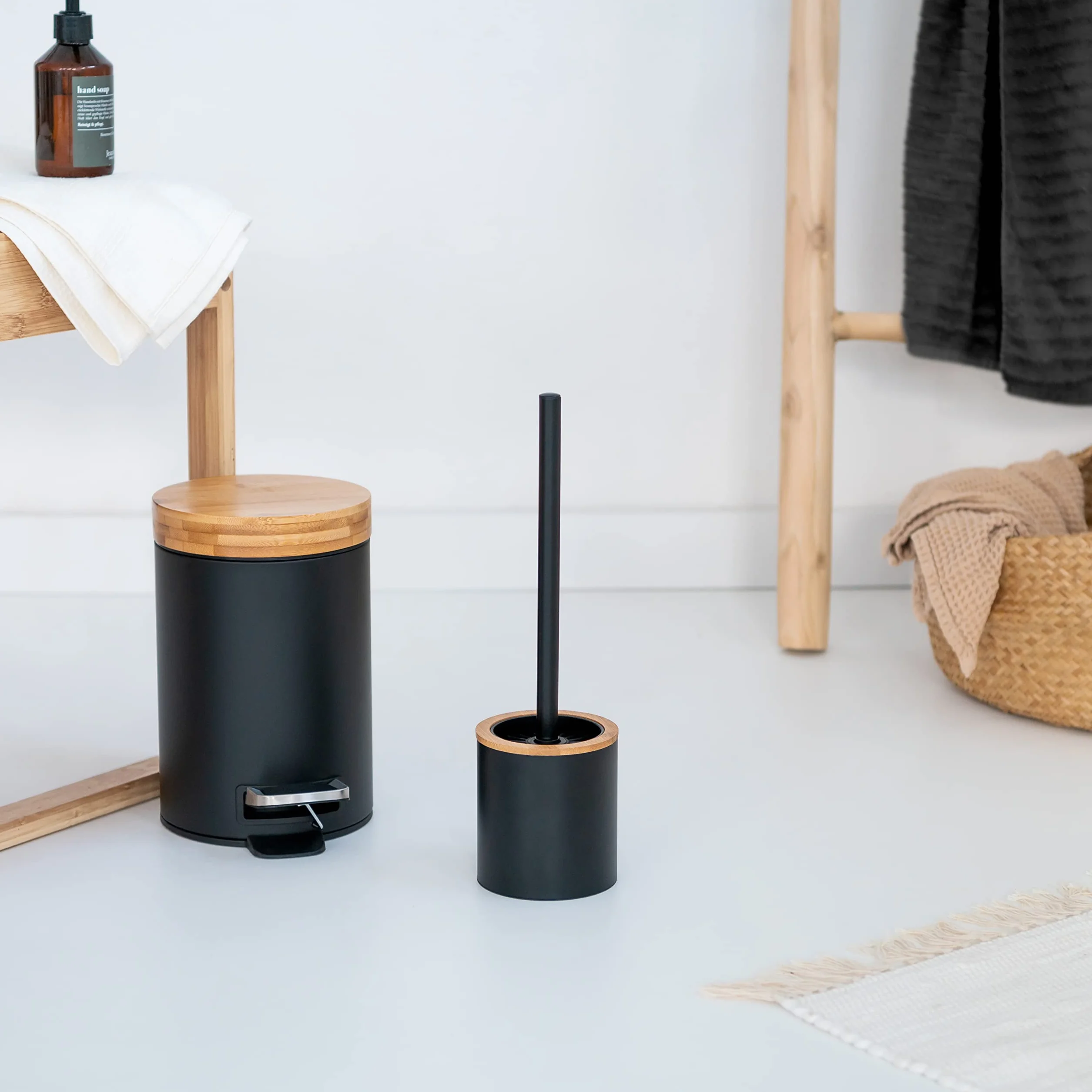 KAZAI. Escobillero de Baño Silicona y Escobillero en Óptica de Madera | Acero Inoxidable, Cabeza de Silicona, Diseño de Bambú | Negro