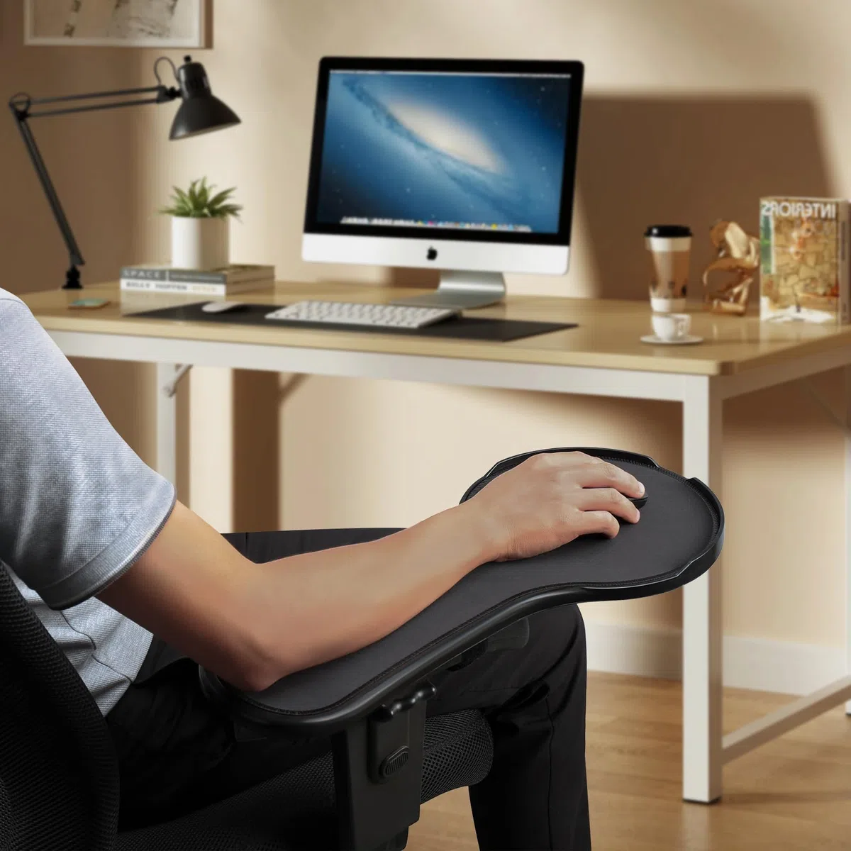 Reposabrazos ergonómico Ajustable para Silla, Bandeja de Plataforma de extensión de Mouse con Deflector de Mouse para Evitar caídas, se Fija a la Silla, Color Negro