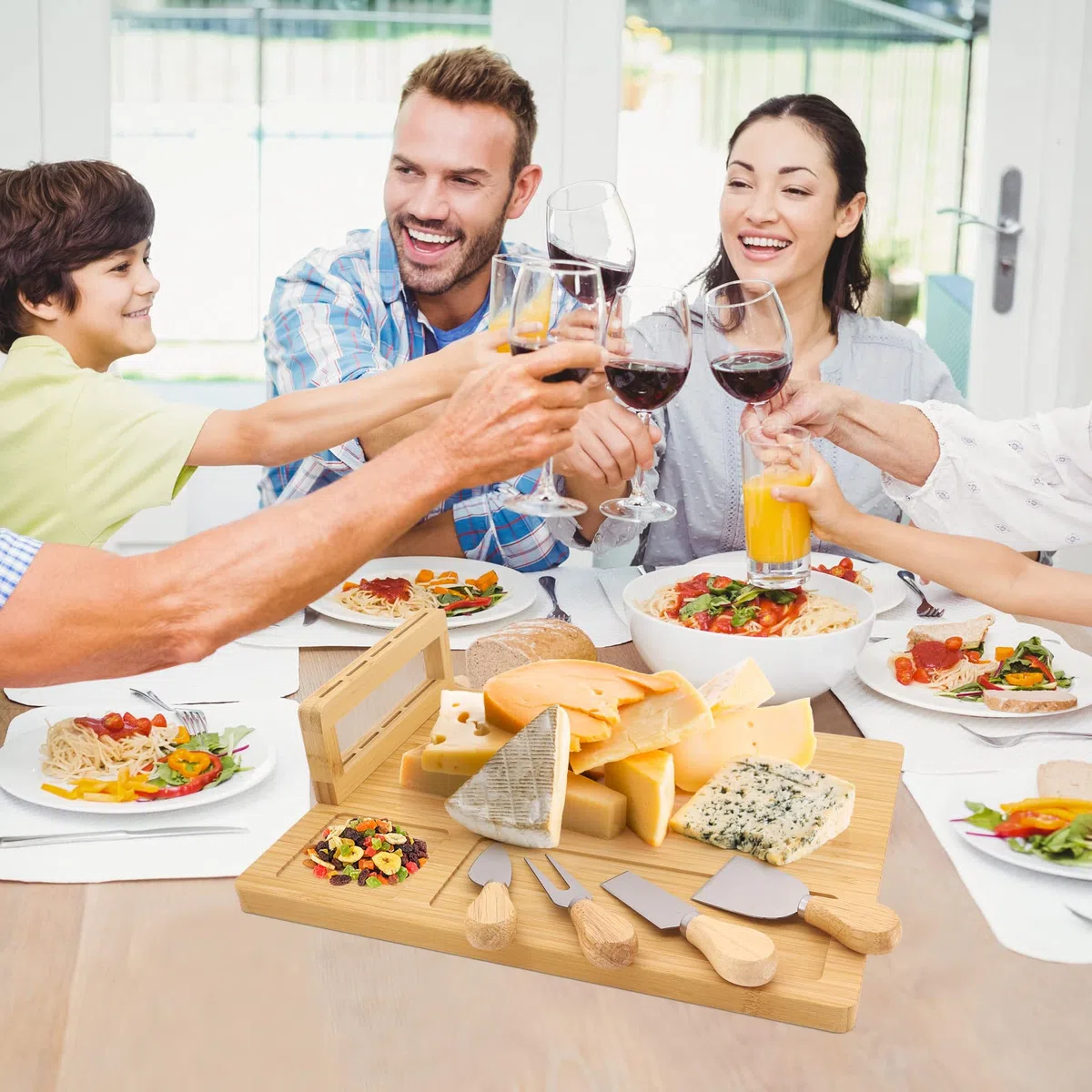 Juego de tabla de queso 100% bambú natural con juego de 4 cuchillos de queso y utensilios para servir para bodas, cumpleaños, aniversarios, Navidad
