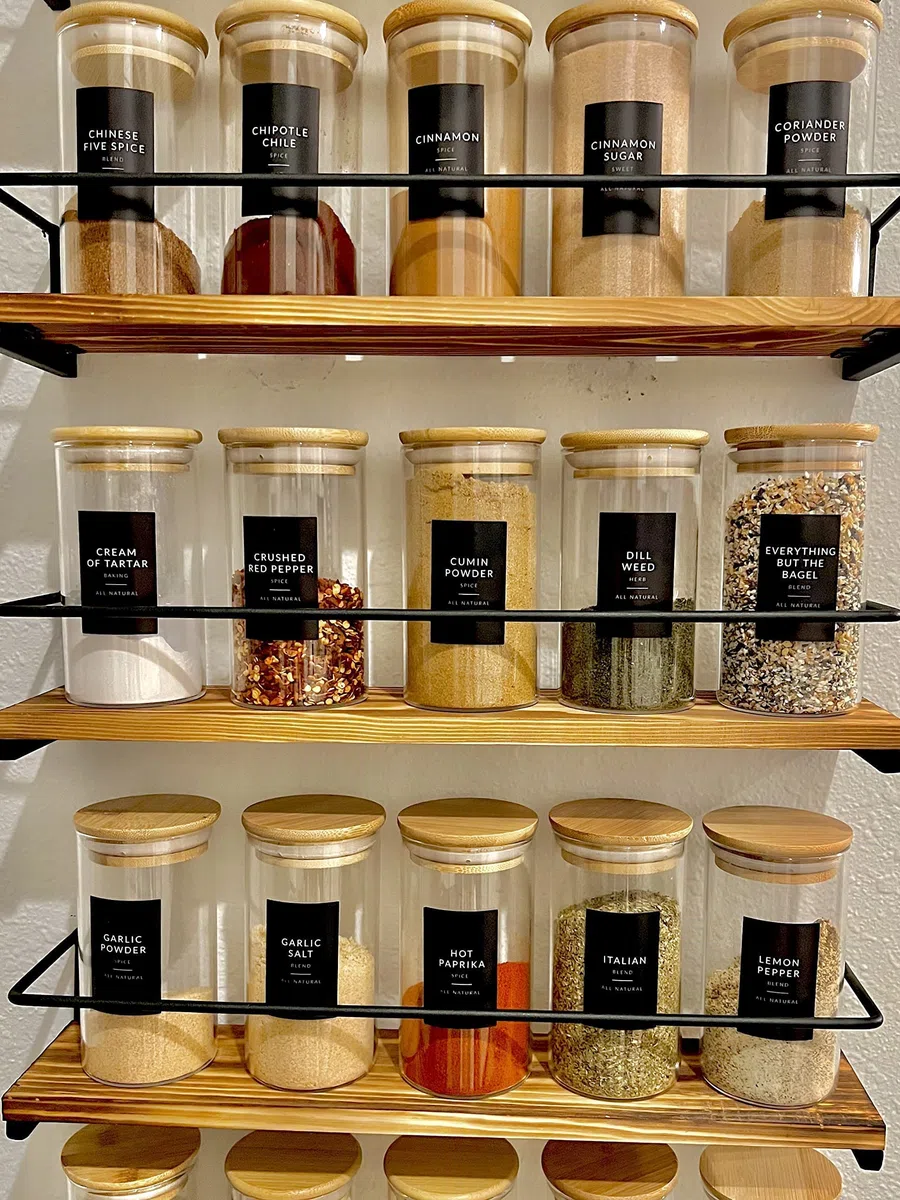 SAVVY & SORTED 12 tarros de especias de bambú natural, tarros de vidrio grandes de 8.5 onzas con tapas de bambú, tarro de condimentos con tapas herméticas, contenedores de especias para hierbas