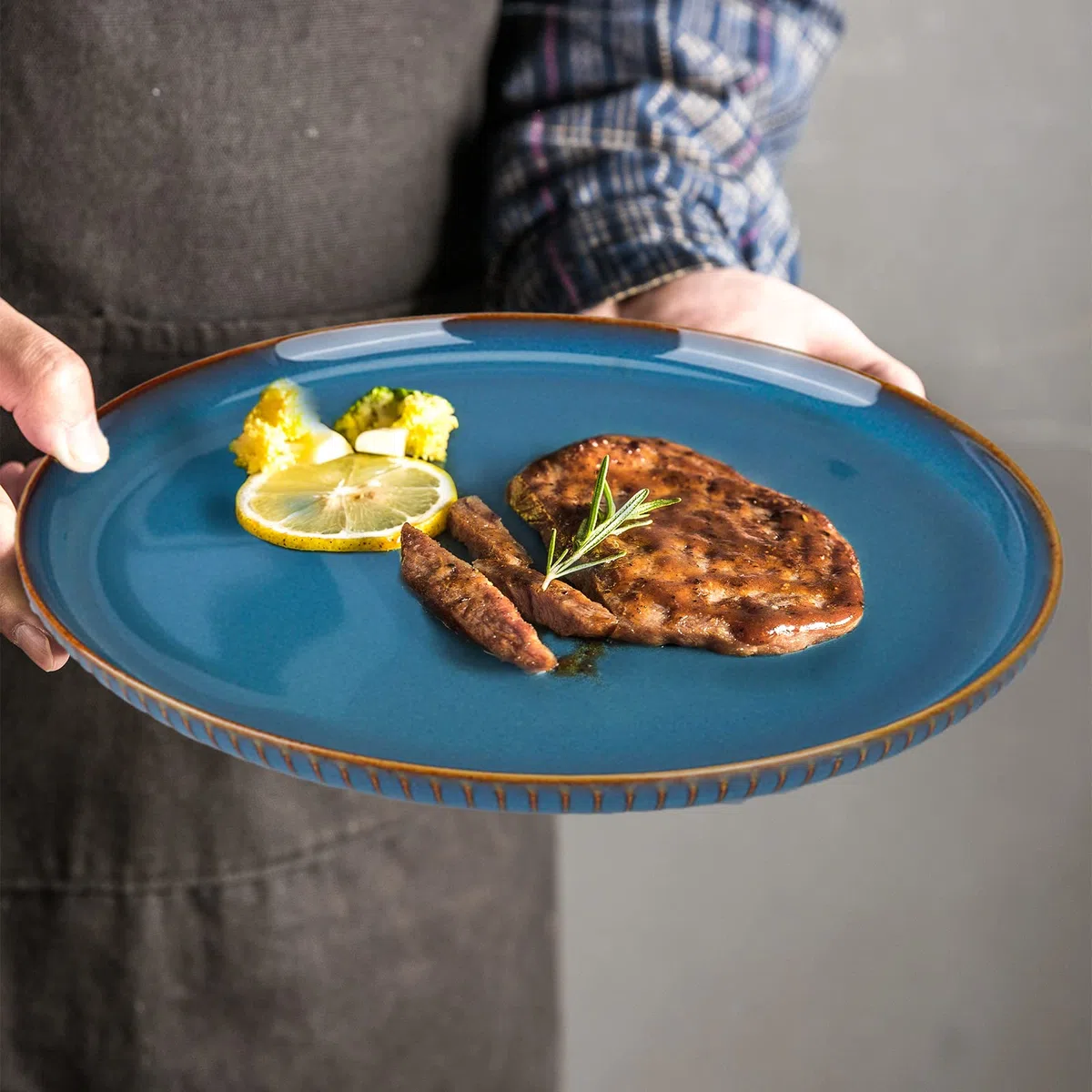 CSYY Platos llanos grandes de 10,5 pulgadas, juego de platos de porcelana azul, Platos para ensalada, juego de platos de comedor redondos para cena, pasta, ensalada, fruta (paquete de 2)