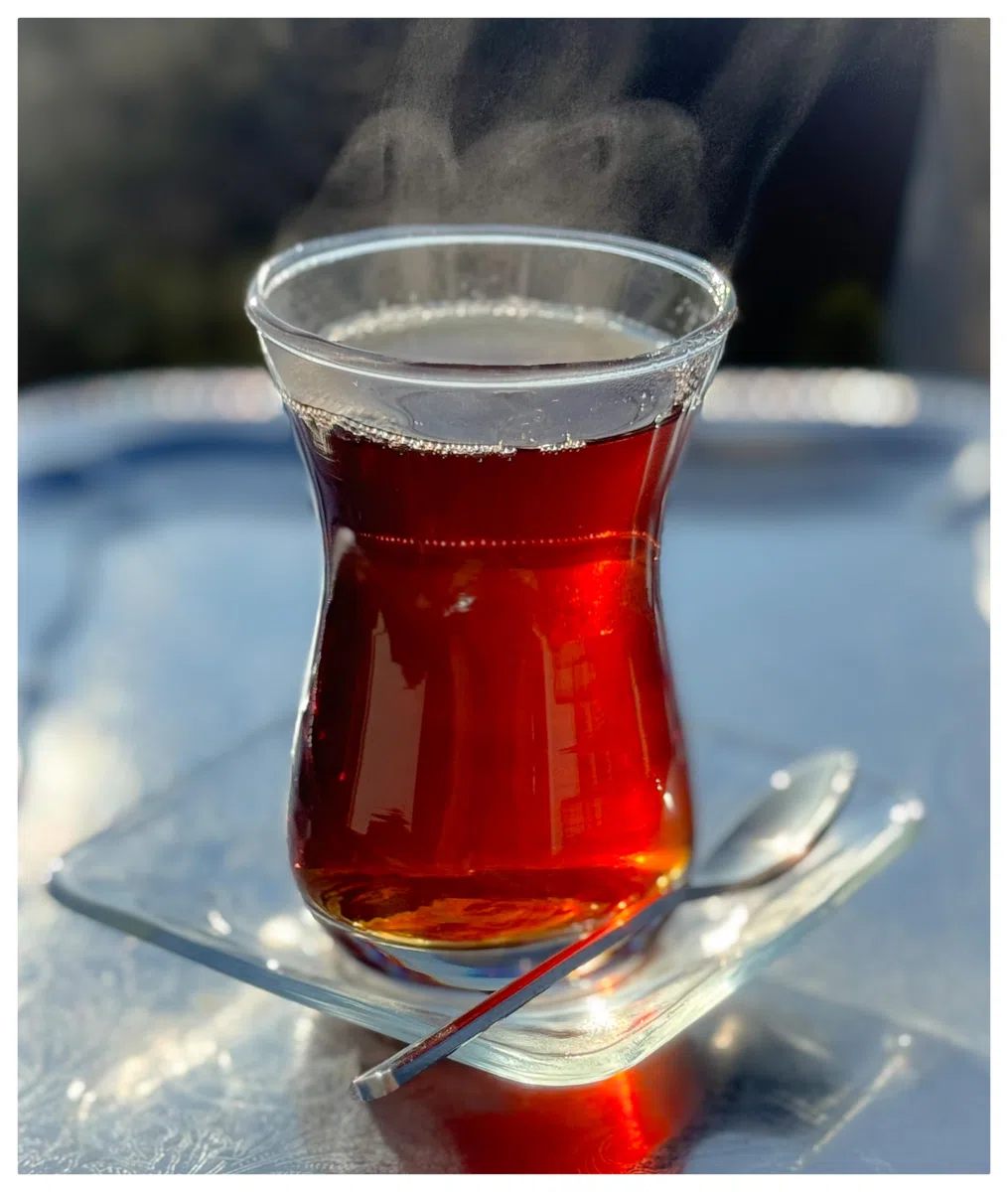 Topkapi Ajda-Sultan Juego turco de té de 18 piezas, 6 vasos de té, 6 platillos, 6 cucharillas de té, juego completo, transparente