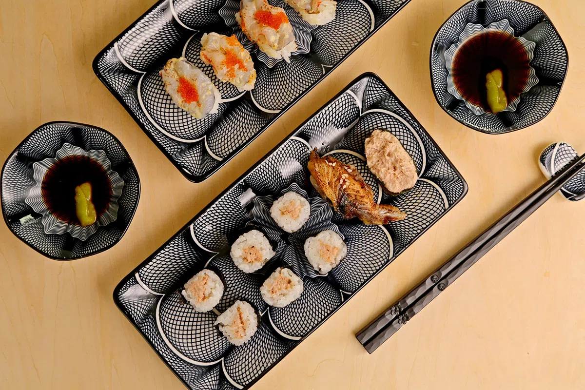 ELUSH Juego de 8 platos de sushi de cerámica de estilo japonés de 10 pulgadas, platos rectangulares de sushi, 2 platos de sushi, 2 platos de salsa, 2 pares de palillos, 2 soportes para palillos