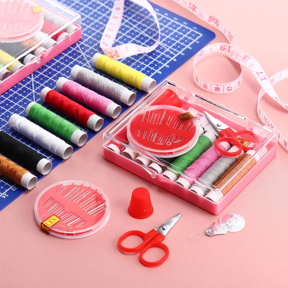 Knitgrip Paquete de 24 unidades de 12 kits de costura a granel, mini kit de costura de emergencia, caja de almacenamiento con hilos, tijeras y agujas para principiantes en casa