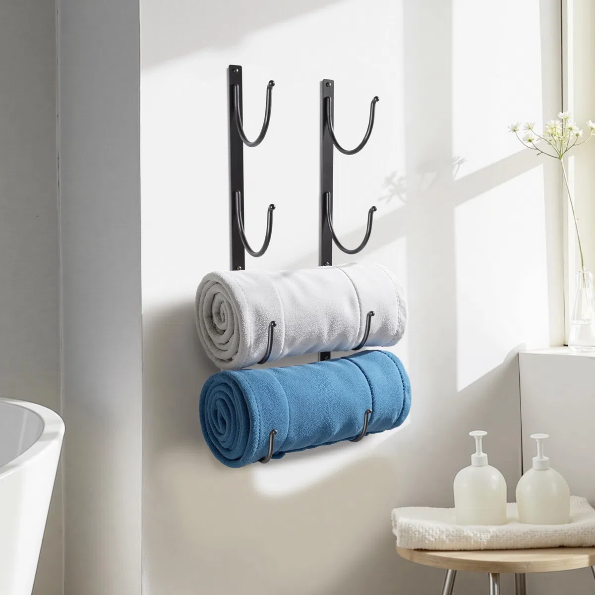Toallero de baño montado en la Pared – Estante de 4 Niveles de Metal Negro para Toallas enrolladas, Mantas y sábanas Grandes – Organizador Colgante Ahorra Espacio para Armario, Inodoro o Autocaravana