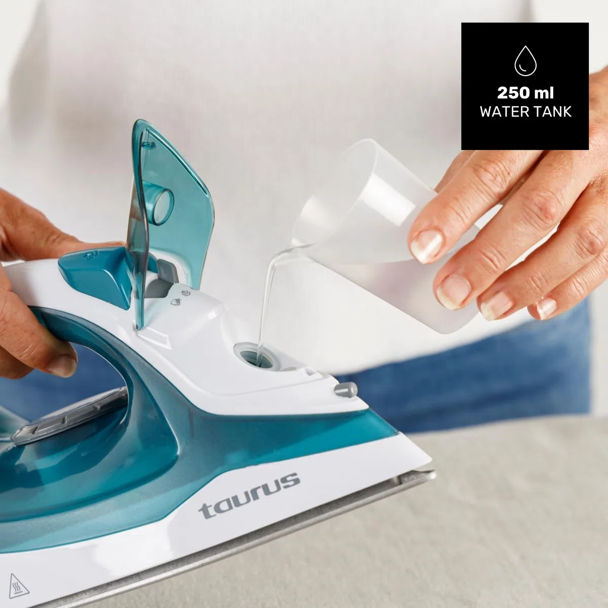 Taurus – Plancha de Vapor Baltic, 2400W, Golpe Vapor 130 g/min, Vapor Continuo, Planchado Vertical, Regulador Temperatura, Antical, Antigoteo, Autolimpieza, Suela Teflón, Depósito 250ml, Azul y Blanco