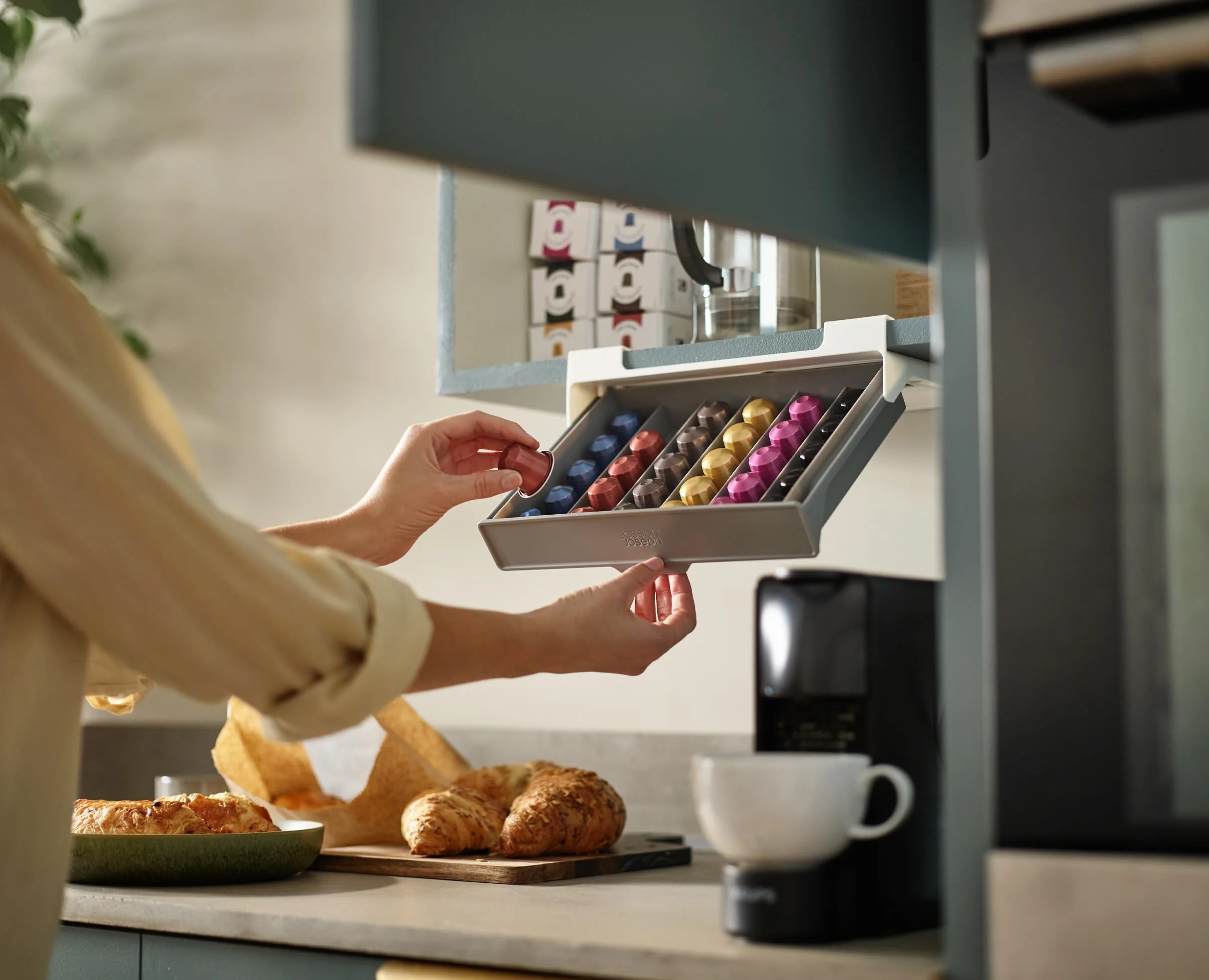Joseph Joseph CupboardStore, Cajón porta cápsulas de café Nespresso bajo el estante, capacidad para 30 cápsulas, gris.