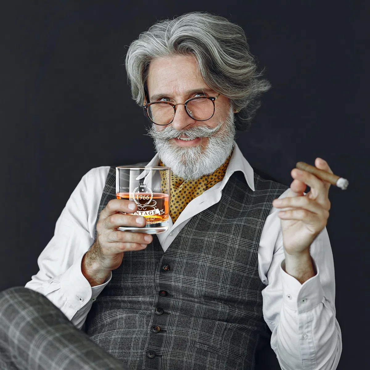 LIGHTEN LIFE Regalos de 60 cumpleaños para hombres, vaso de whisky de 1966 en caja de madera, vaso de bourbon de 60 cumpleaños para papá, marido, amigo, ideas de regalo de cumpleaños