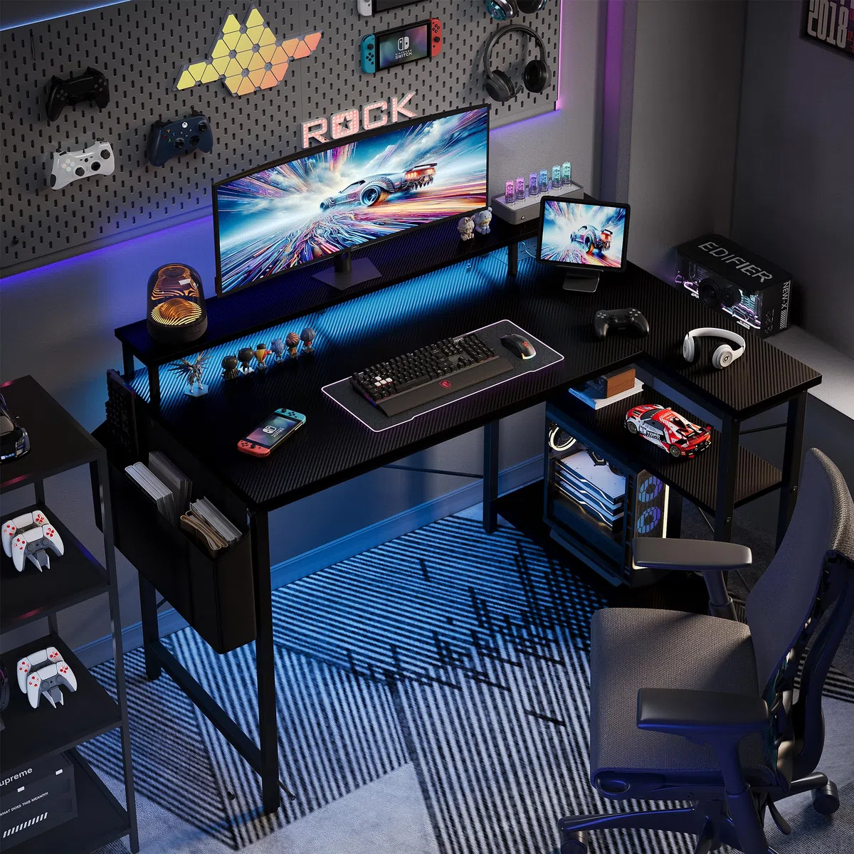 Grandder Escritorio Gaming en L con Luces LED y Enchufes, 100 cm, Negro | Mesa Gaming de Fibra de Carbono con 2 Estantes, Soporte para Monitor, Hogar y Oficina
