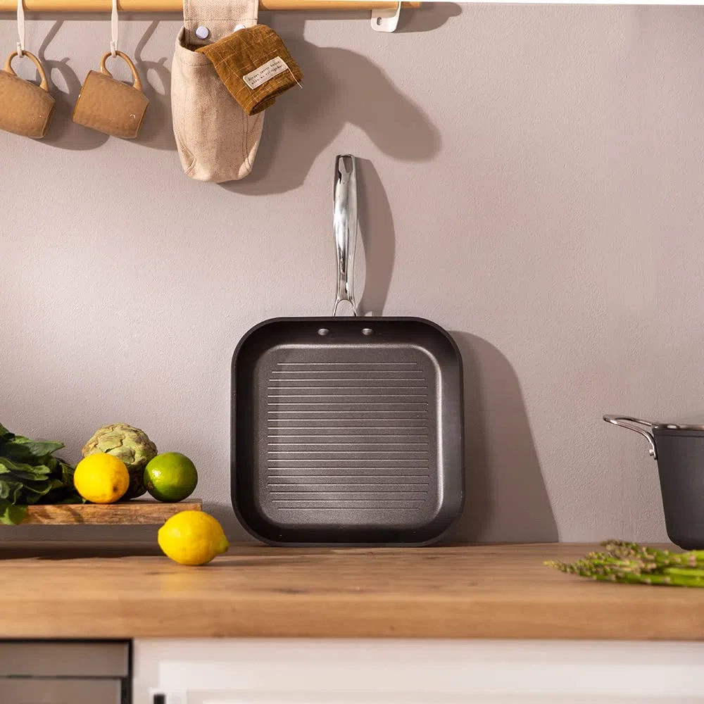 Cecotec Grill Polka Fantasy Grill Silver. Diámetro 28 cm, Aluminio Forjado, Revestimiento Antiadherente Whitford Eterna, Libre PFOA, Mango de Acero Inox, Apto para todo tipo de cocinas