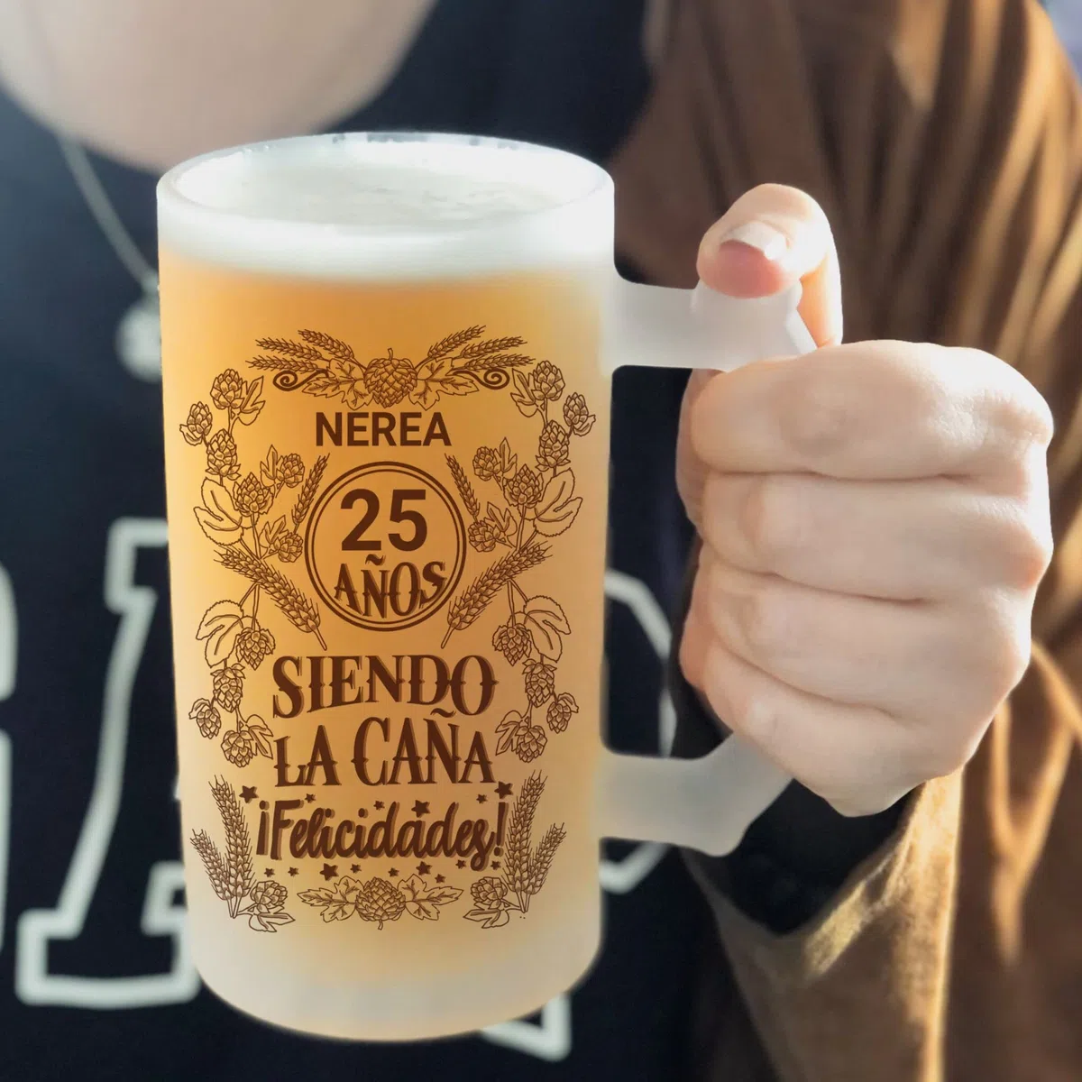 Jarra cerveza personalizada de cristal esmerilado. Regalo original: 40 años siendo la caña ¡Felicidades!...con nombre y año personalizados - cumpleaños