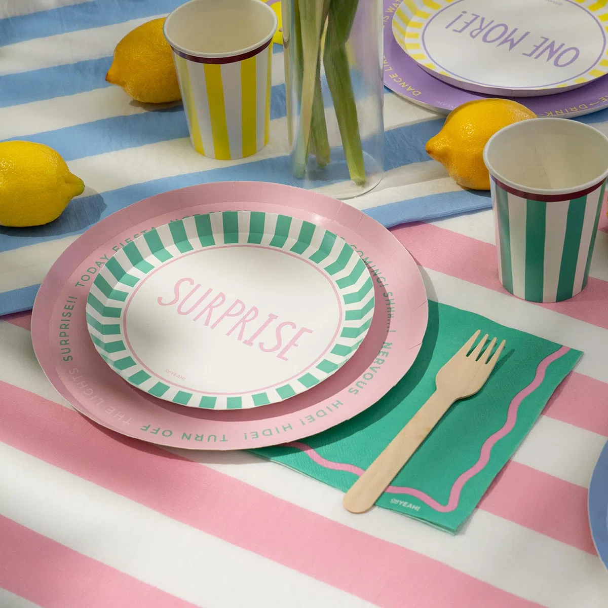 OH YEAH - Vajilla Fiesta de Cumpleaños Happy Vibes - Cumpleaños Adulto 12 Personas - Decoración Vajilla Cumpleaños Infantil Temático - Kit Mesa Happy vibes - Platos y Vasos para Cumpleaños