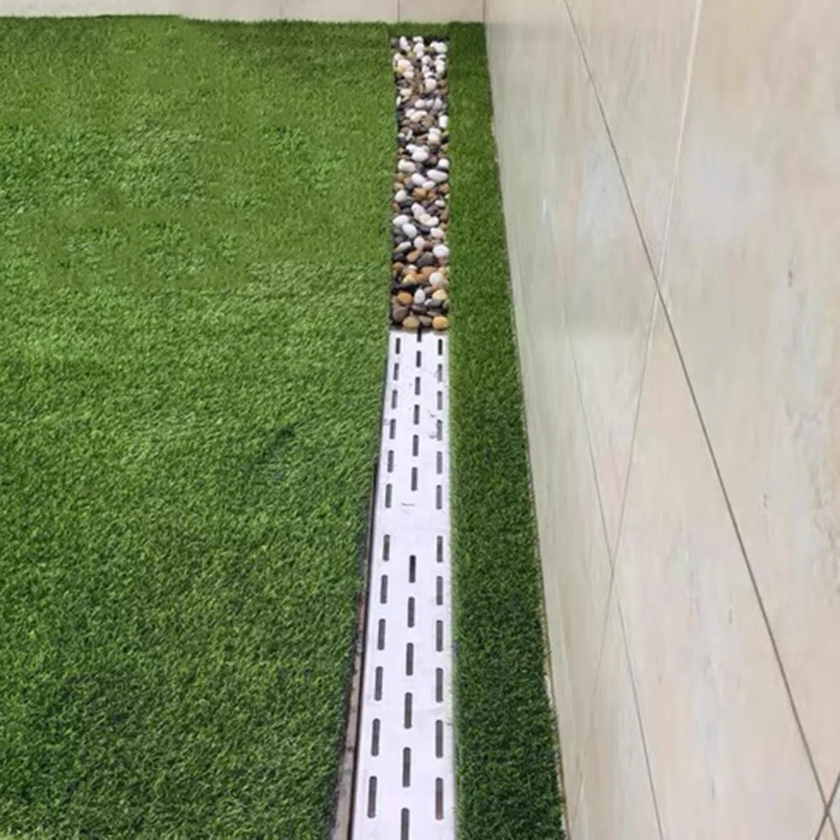 Sistema de Drenaje Exterior con Cubierta para desagüe de Agua de Lluvia para Patio y Jardines. Medidas: 39,4 x 8,3 x 7,9 Pulgadas. Ideal para Recoger guijarros y Piedras. Gestión eficaz del