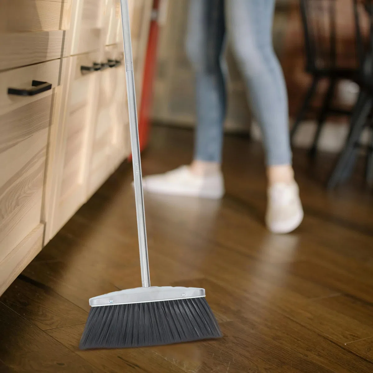 Escoba de Acero Inoxidable con Mango Ergonómico Cerdas Densas para Limpieza Interior y Exterior Escoba Grande de Uso Doméstico para Cocina Garaje y Patio Recogedor de Polvo
