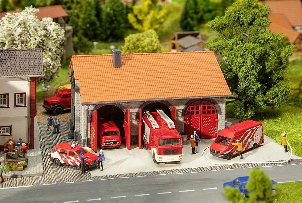 FALLER Casa de Bomberos con 203 Piezas, 101 x 82 x 60 mm, Accesorios de ferrocarril N I Taller de Bomberos, Color Crema y marrón