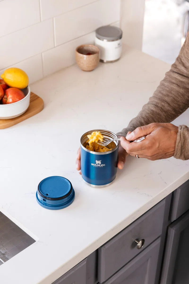 Stanley Adventure To-Go - Tarro de comida de 18 onzas, contenedor de alimentos aislado al vacío, tapa de rosca de boca ancha, plegable para viajes, acero inoxidable con tapa a prueba de fugas, sin BPA