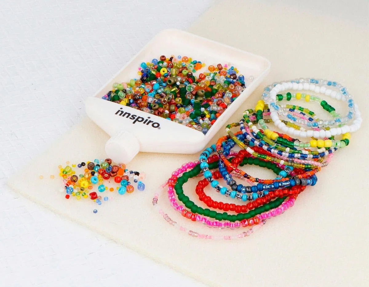 INNSPIRO Kit MAXI abalorios de vidrio redonda MIX y acabados medidas 2,3mm. y 3,8mm. 130u.mini tubos y 100m. hilo elástico y tijeras, para hacer tus propias creaciones de bisutería con abalorios