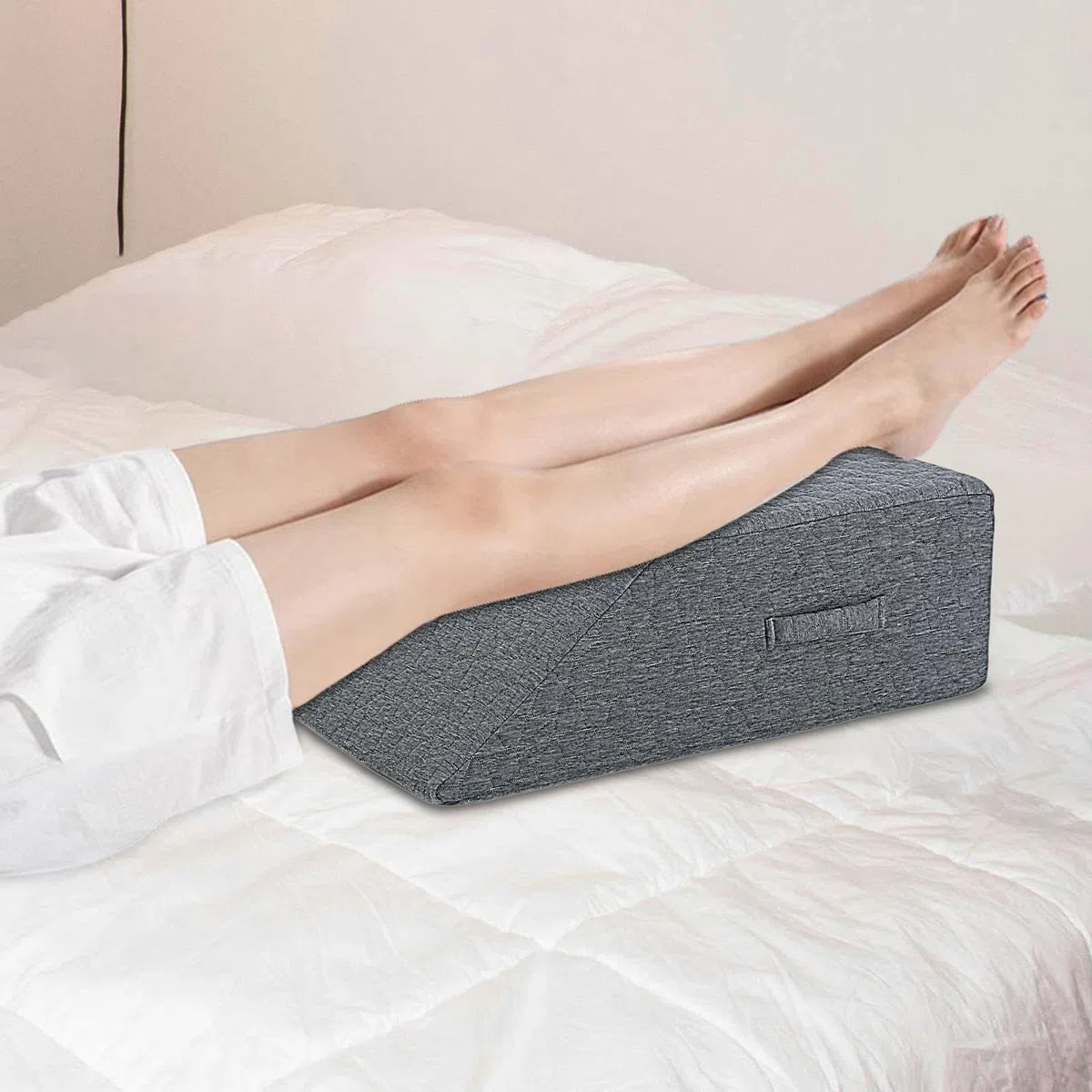 Almohada de espuma viscoelástica para piernas con cuña para soporte de tobillo y respaldo, cojín ergonómico con asa, 23.62 x 19.69 x 7.87 pulgadas, color gris oscuro