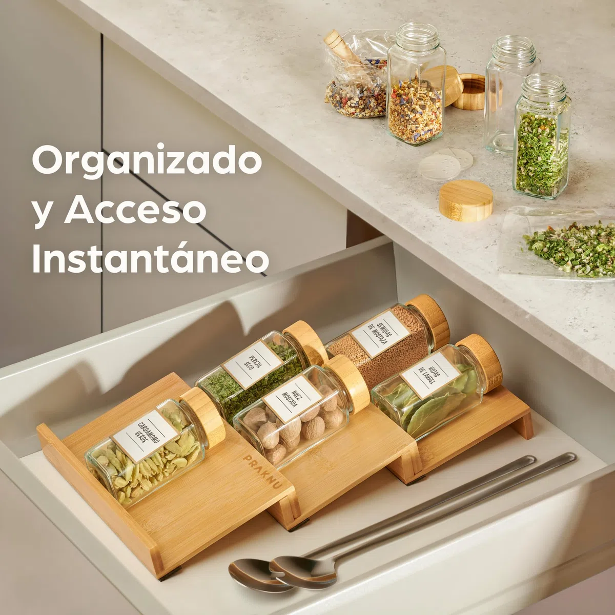 Praknu Botes para Especias de Cristal - Con Tapa de Bambú - Juego de 12 - Con Varios Filtros - Tarros de 120 ml - Incluye Pegatinas Reutilizables, Cepillo de Limpieza y Cuchara de Madera
