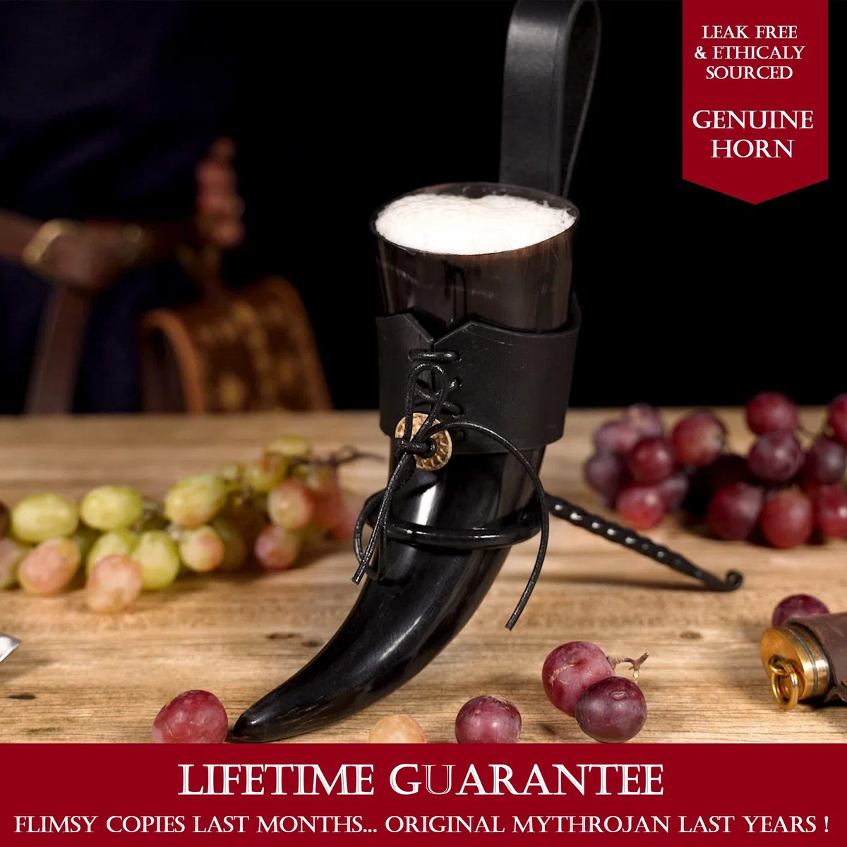 Mythrojan Cuerno vikingo para beber cerveza medieval negro auténtico con correa, taza de cerveza nórdica vikinga, 250 ml, réplica de 226.8 g