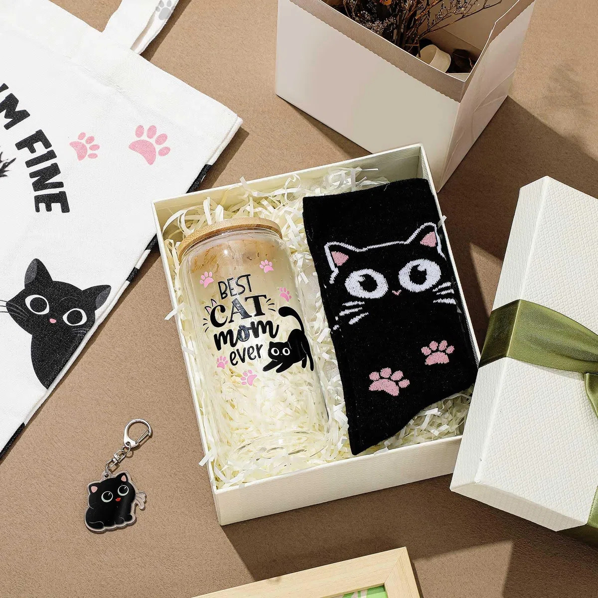 Paterr 4 regalos para amantes de los gatos para mujeres, regalo temático de gatos para cumpleaños con bolsa de lona de vidrio de 16 onzas con calcetines de pajita, bonito llavero