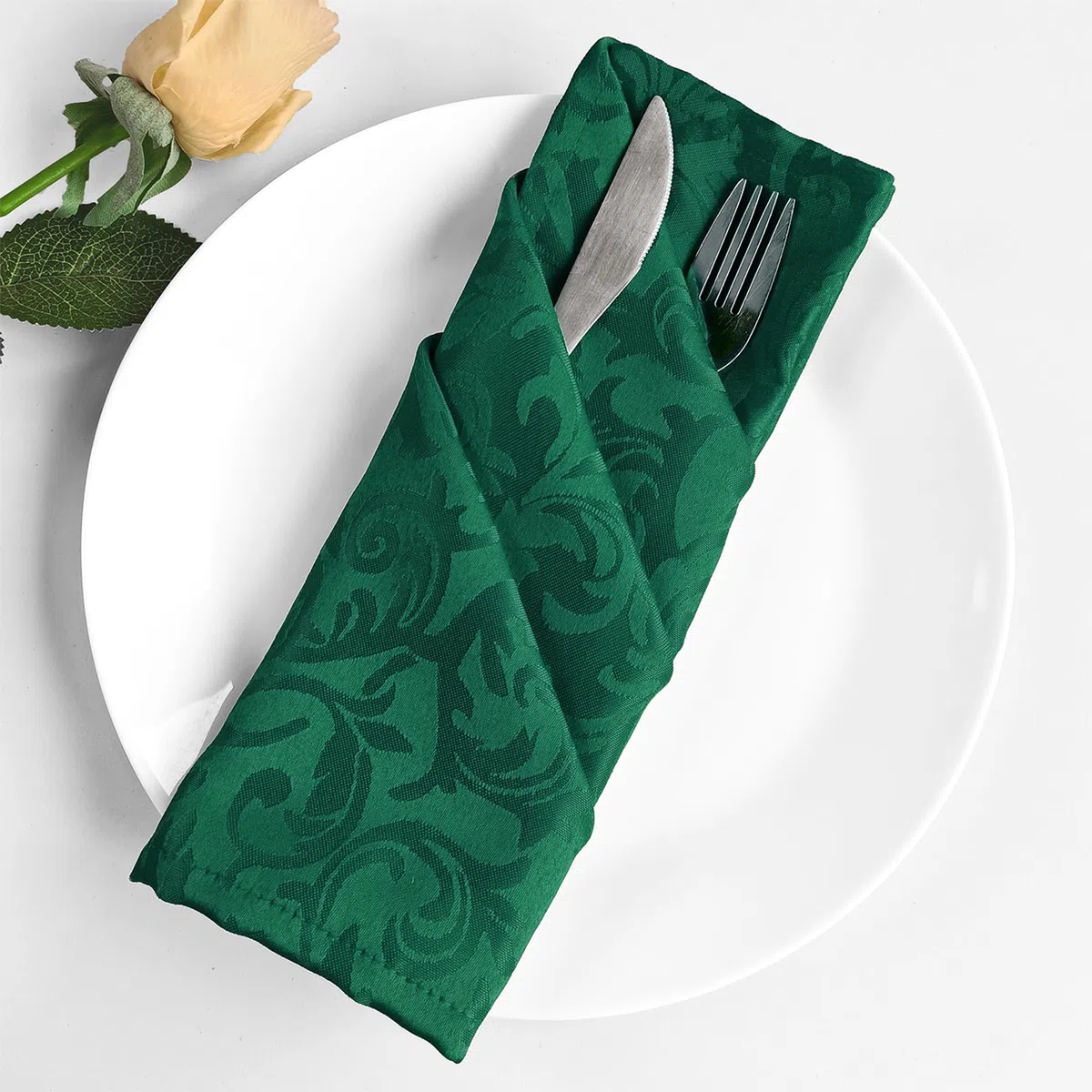 Trimming Shop Servilletas de mesa de comedor de cocina, paquete de 50 (20 x 20 pulgadas), servilletas de tela de cena 100% poliéster, servilletas de mesa verdes con patrón de hojas enrolladas de