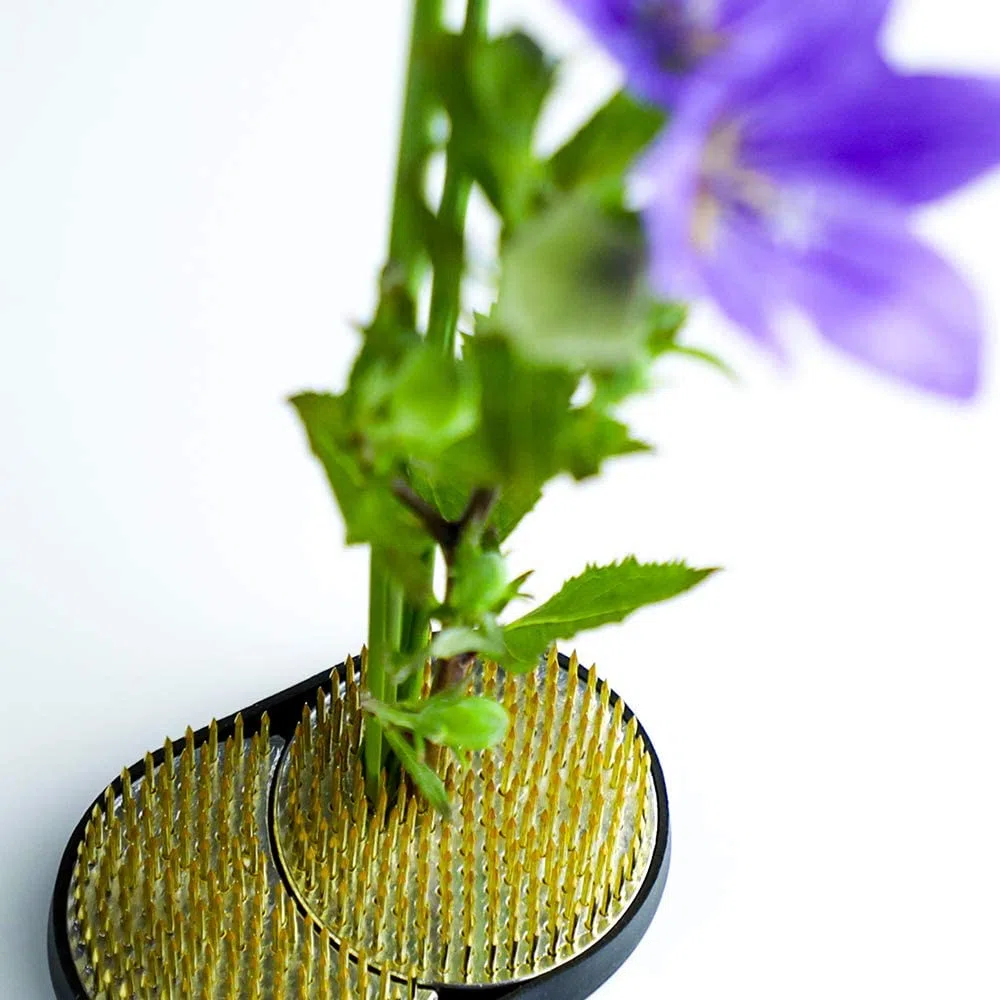 Wazakura Kenzan de Latón Sol y Luna Entrelazado para Ikebana (93x59mm) para Arreglos Florales, Hecho en Japón, Herramienta Japonesa para Ikebana Soporte de Alfileres para Flores - Kenzan Sol y Luna