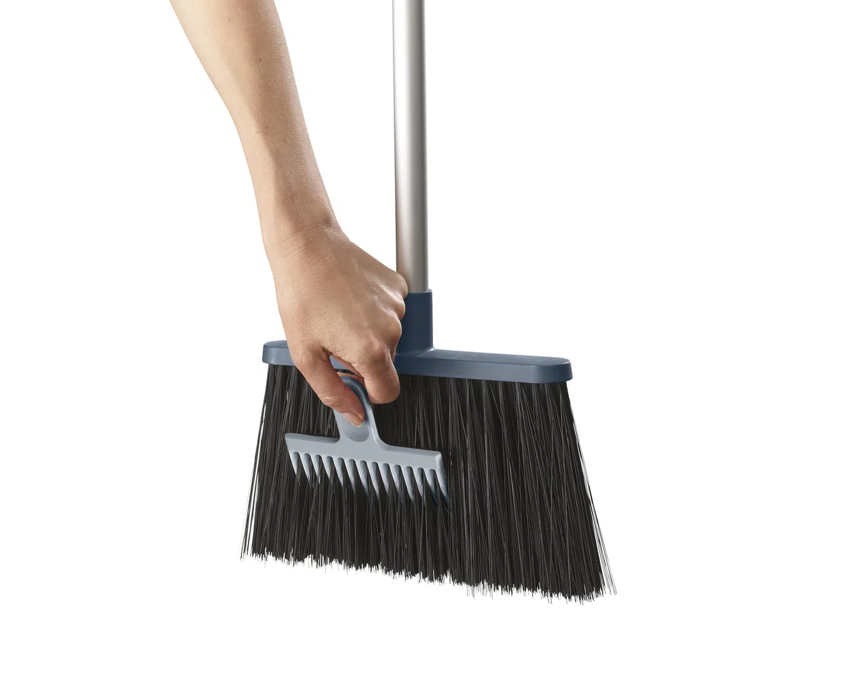 Joseph Joseph CleanStore Escoba con Almacenamiento en la Pared Cerrado, Barredora con Mango Largo Extensible, para Barrer con Cerdas Suaves y Peine